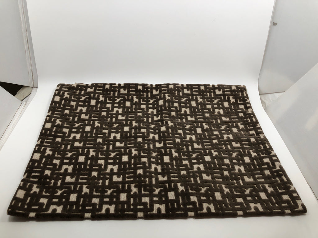 BROWN/NEUTRAL TONED GEOMETRIC VELVET PILLOW COVER.