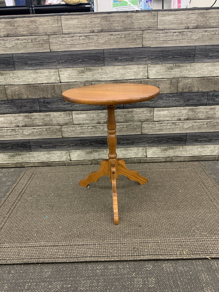 SMALL OAK WOOD ROUND TABLE.