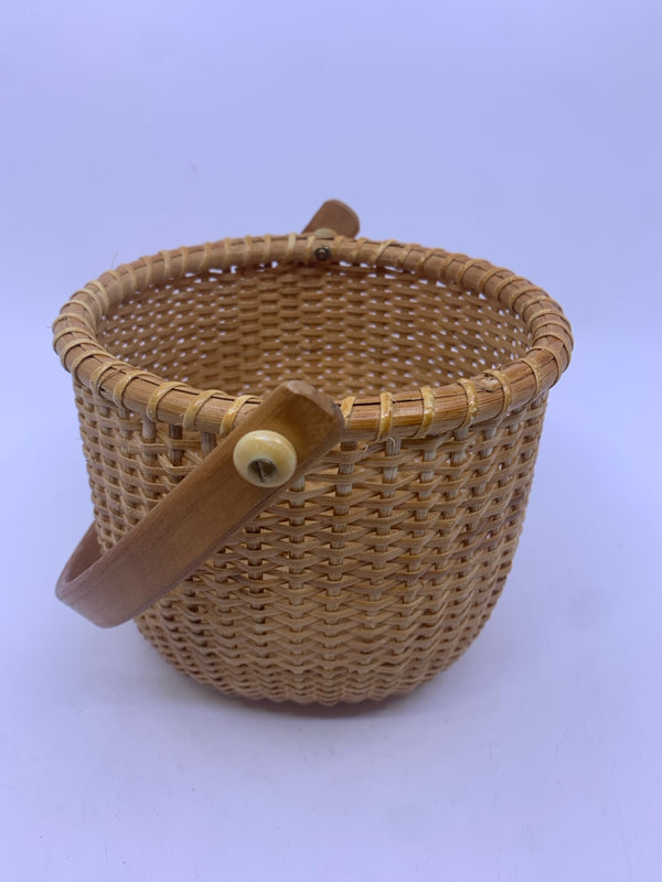 SMALL SOLID WOVEN BASKET W THICK HANDLE.