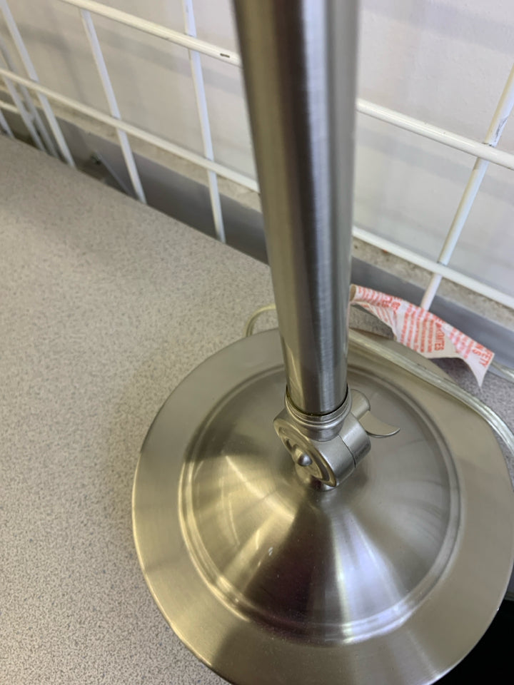 ADJUSTABLE METAL STUDY LIGHT.