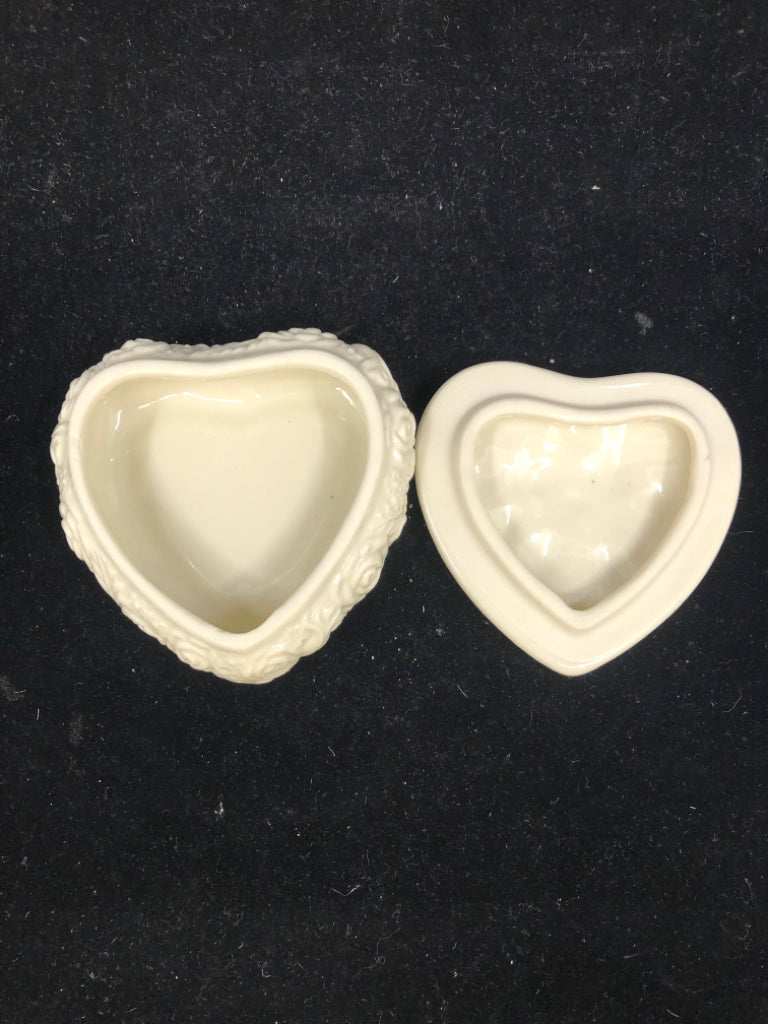 CREAM ROSE EMBOSSED HEART TRINKET STORAGE.