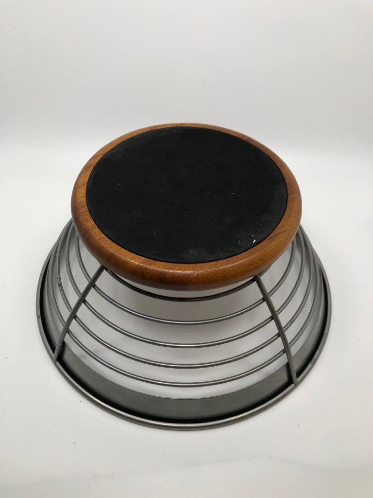 METAL/WOOD FRUIT BOWL.
