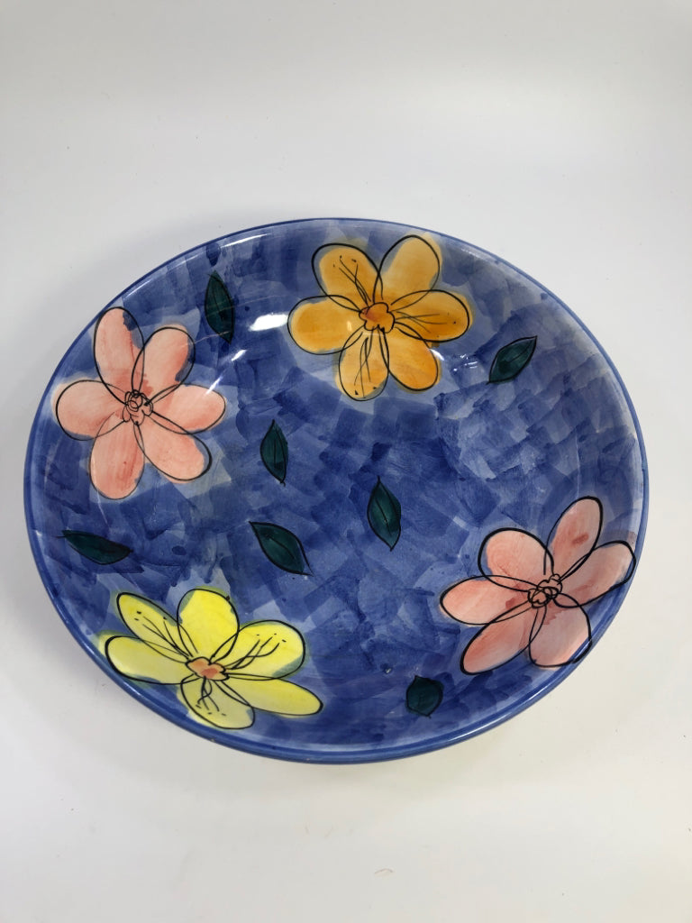 BLUE FLORAL DECORATIVE BOWL W/FLOWERS.