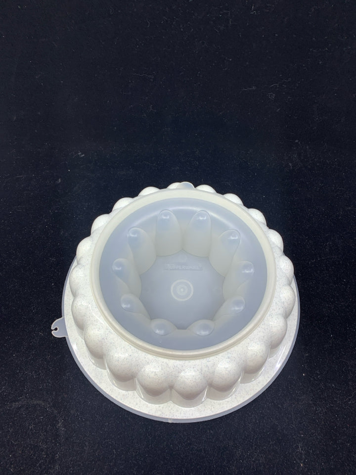 VTG CREAM SPECKLED TUPPERWARE JELLO MOLD.