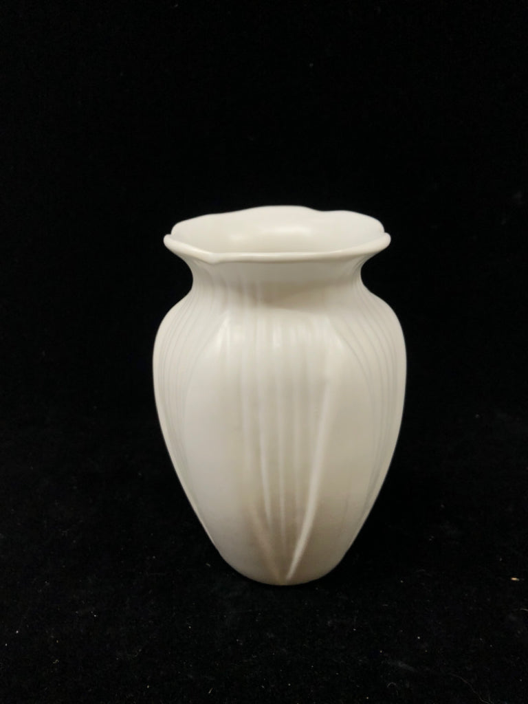 WHITE CERAMIC FLOWER VASE.