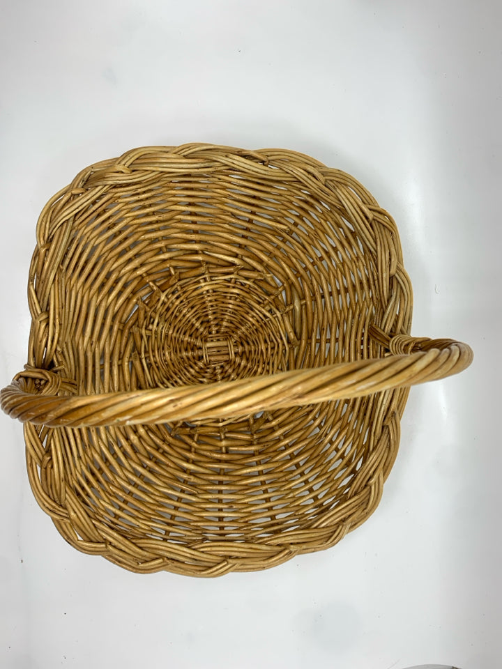 SHALLOW WICKER BASKET W/HANDLE.