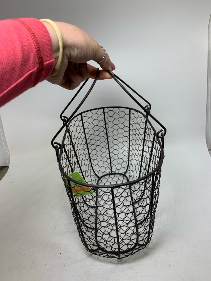 BROWN CHICKEN WIRE PURSE SHAPED BASKET.