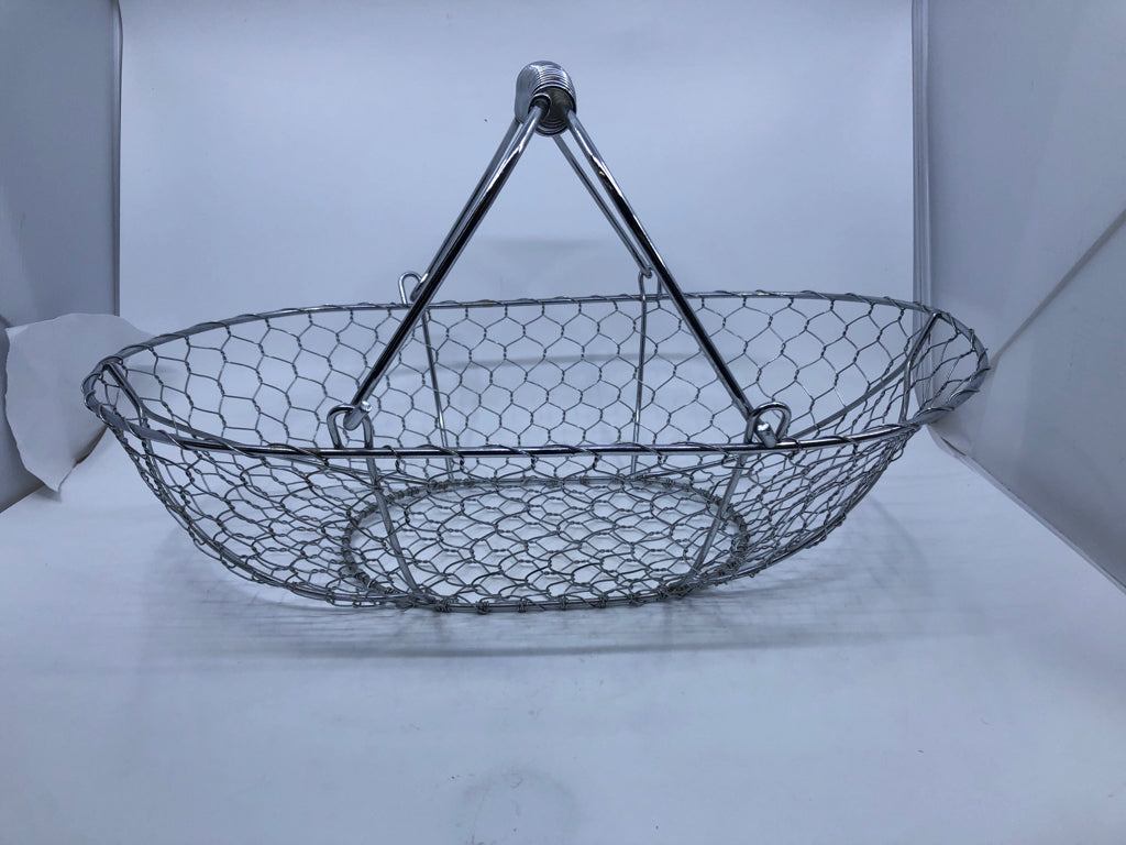 SILVER METAL CHICKEN WIRE BASKET W/ HANDLE.