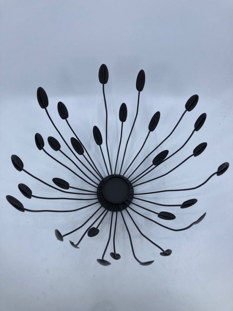 METAL SPOKES CANDLE HOLDER.