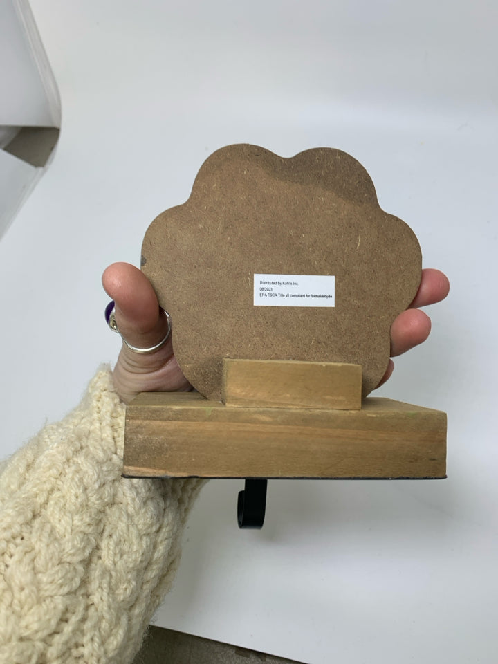 WOOD PAW PRINT W/ METAL BUFFALO PLAID STICKING HANGER.