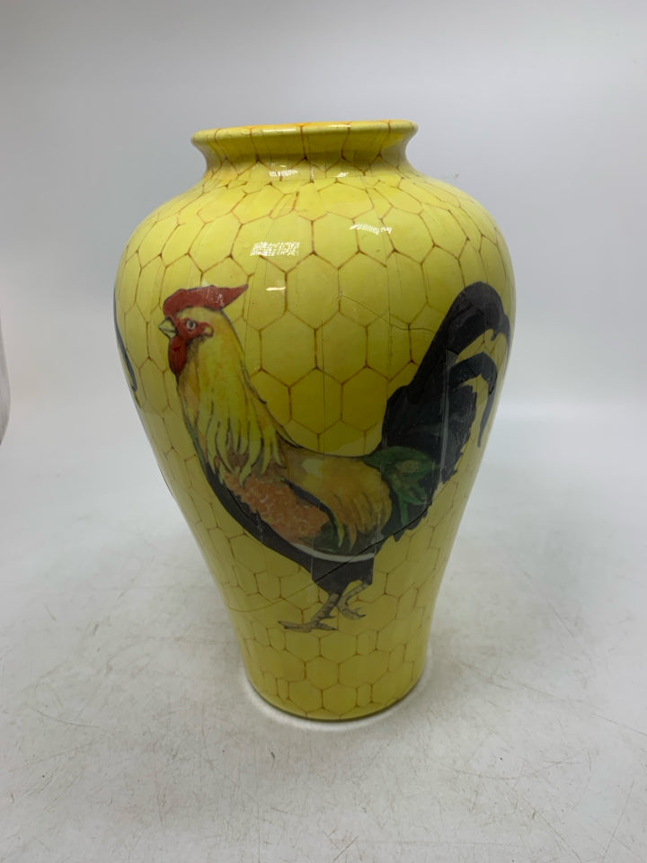 CHICKEN WIRE PATTEN VASE W/ BLK/WHITE ROOSTER.