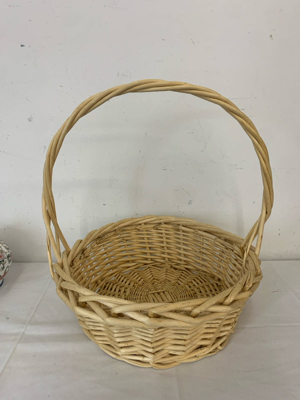 BLONDE WOOD WOVEN BASKET WITH HANDLE.