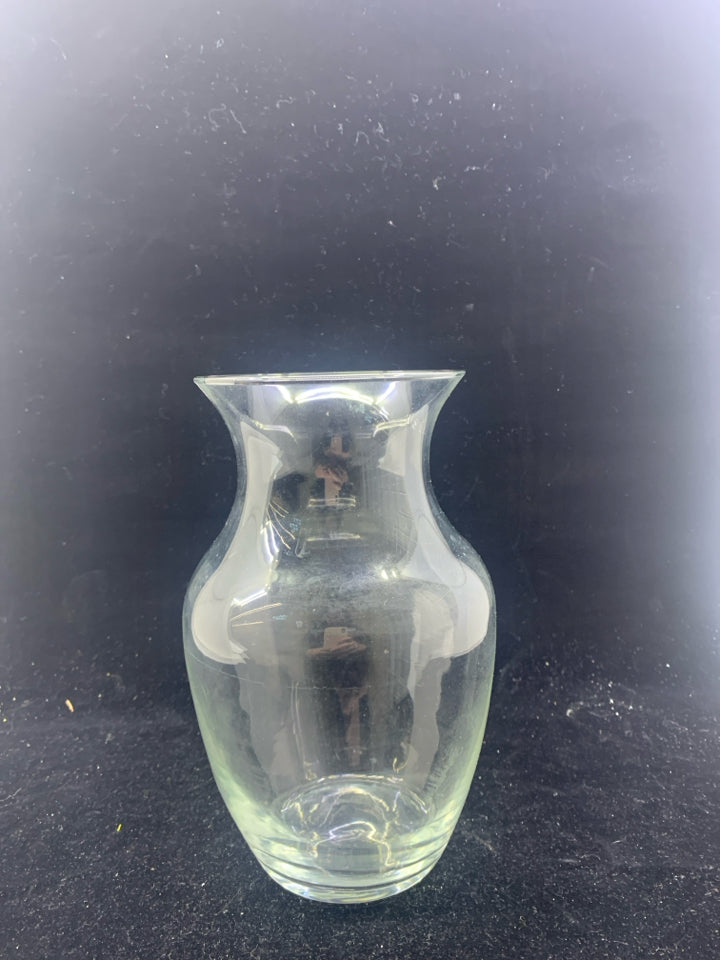 CLEAR GLASS VASE.