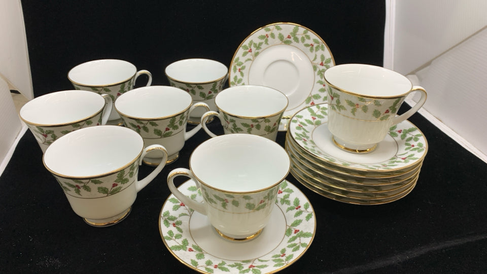HOLLY & BERRY CHRISTMAS DISH SET SRV FOR 8- NORITAKE.