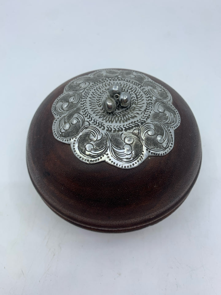 ROUND WOOD TRINKET BOX W METAL TOP.