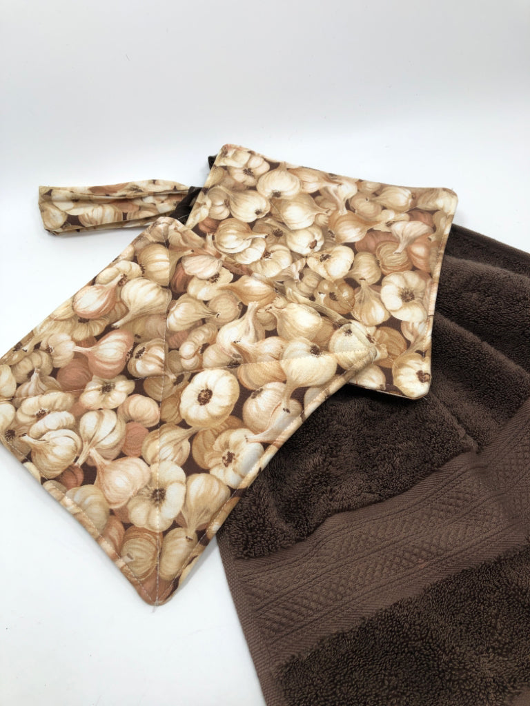 3PC GARLIC/BROWN THEMED KITCHEN TOWELS/FABRIC TRIVETS.