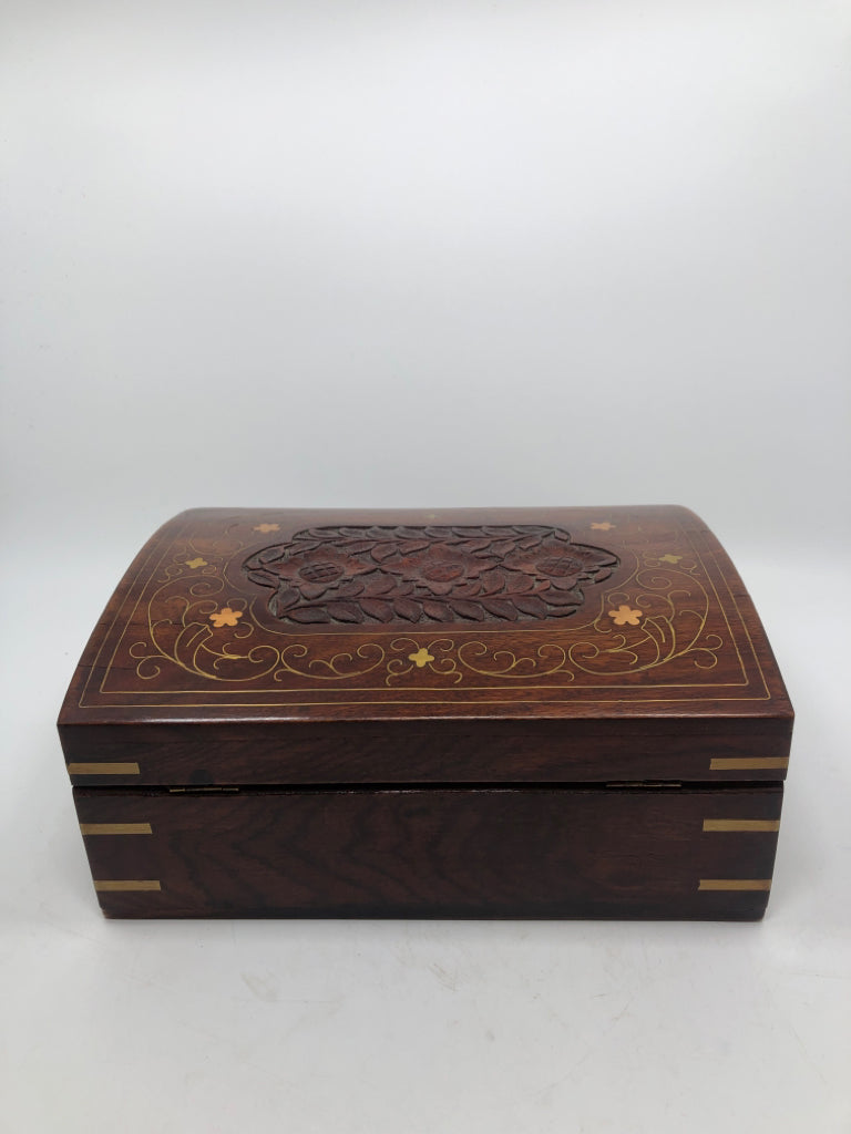 VTG HAND CARVED WOODEN JEWELRY BOX W/KEYS.