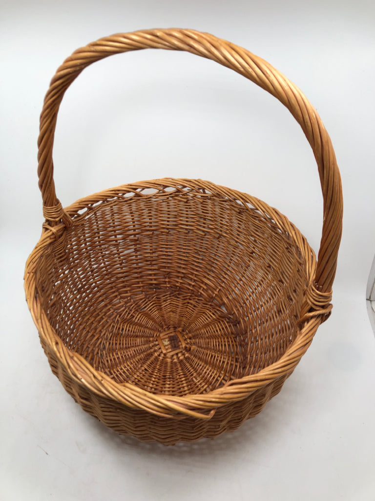 ROUND WOVEN BASKET W/HANDLE.