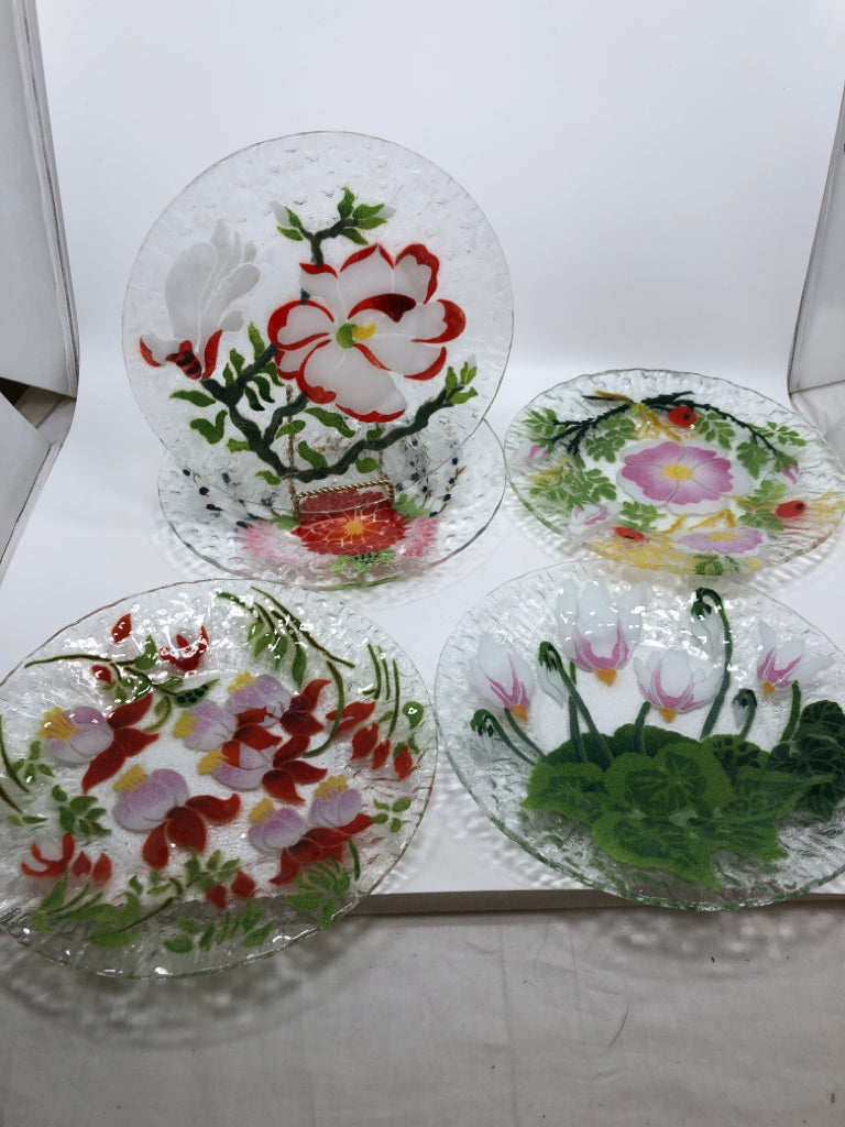 5 ASSORTED FUSED GLASS FLORAL DINNER PLATES.