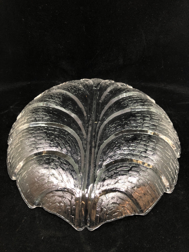 CLEAR GLASS LEAF SERVING DISH.