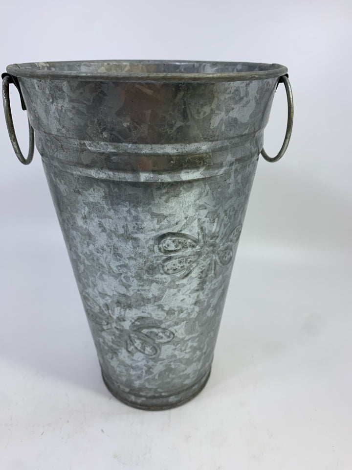 GALVANIZED METAL FLOWER BUCKET.