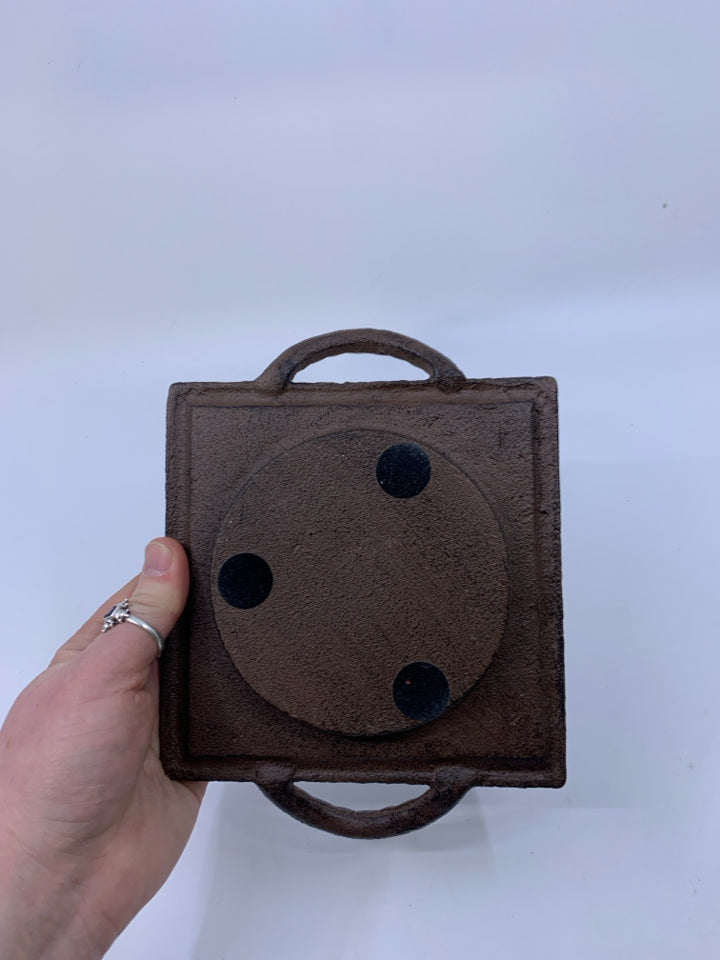 METAL W/ EMBOSSED STARS CANDLE PLATE W/ HANDLES.