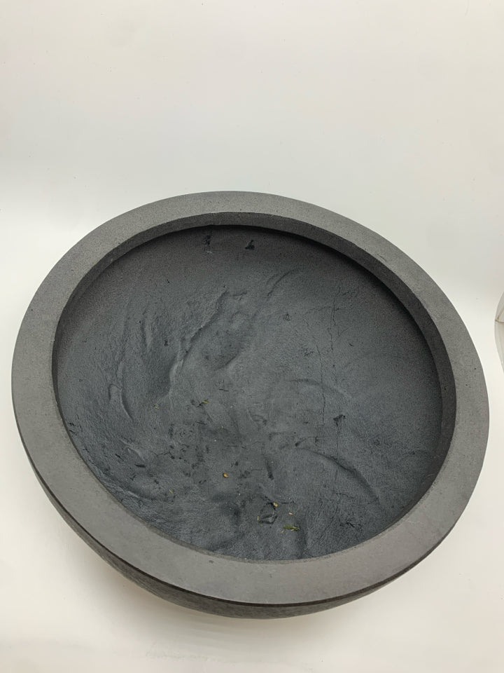 GREY RESIN PLANTER.