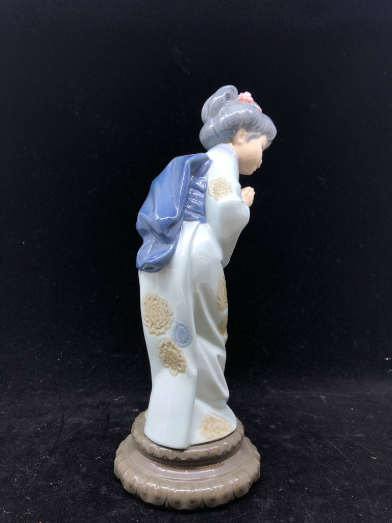 LLADRO WOMAN BOWING IN BLUE KIMONO.