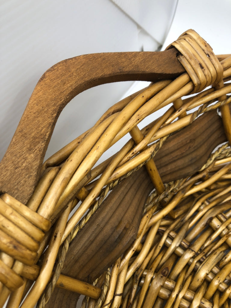 OVAL 2 TONE FLAT BASKET W/WOOD HANDLES.