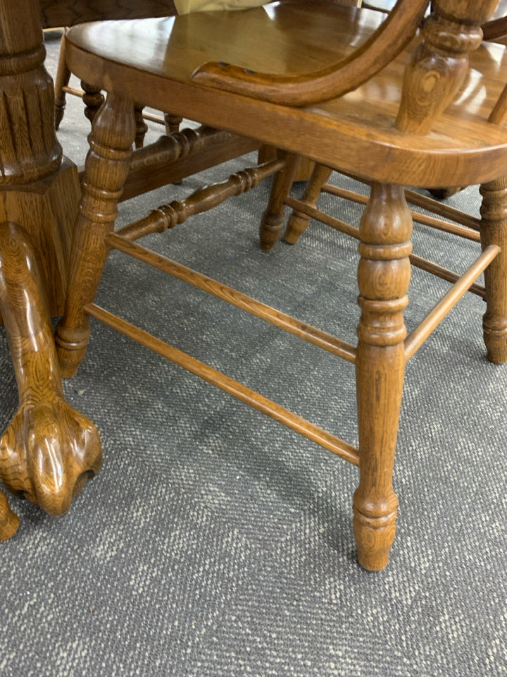 OVAL SOLID OAK DINING TABLE W/ 6 SPINDLE BACK CHAIRS.