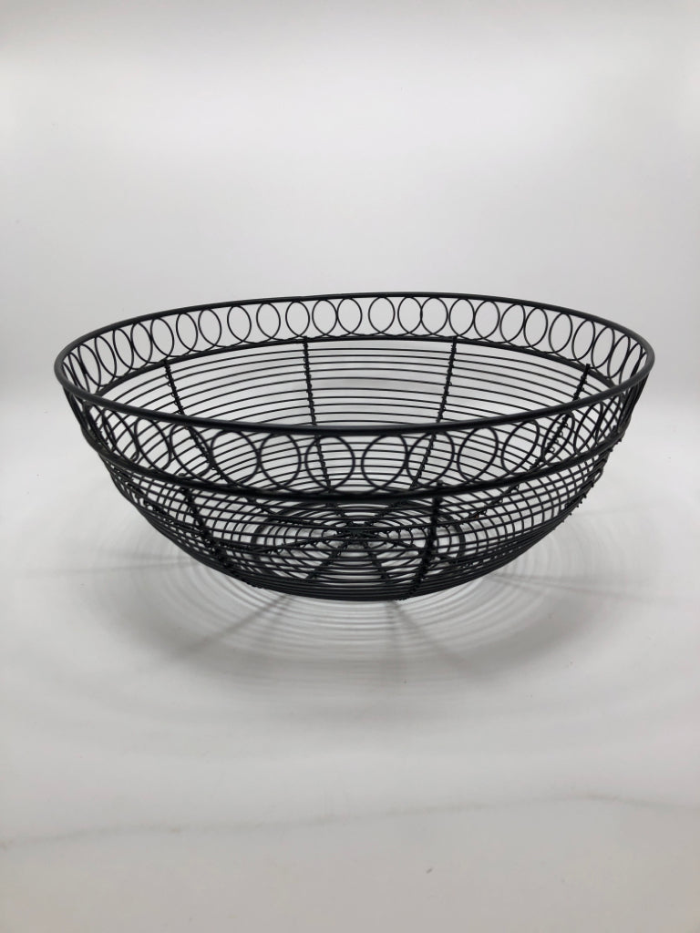 METAL FRUIT BASKET.