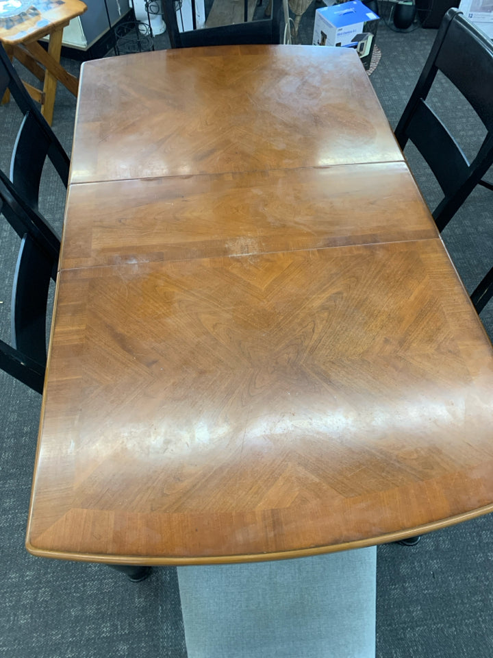 WOOD DINNING TABLE W/ BLACK LEGS 6 CHAIRS W/ GREY UPHOLSTERED SEATS.
