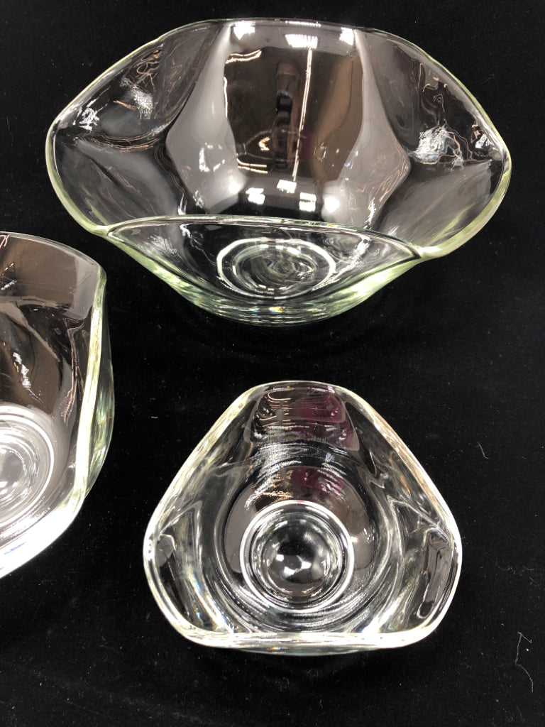3PC TRIANGULAR GLASS SERVING BOWLS.