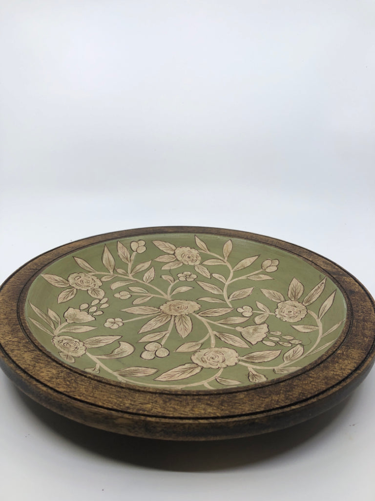 ROUND WOOD FLORAL PAINTED CENTERPIECE.