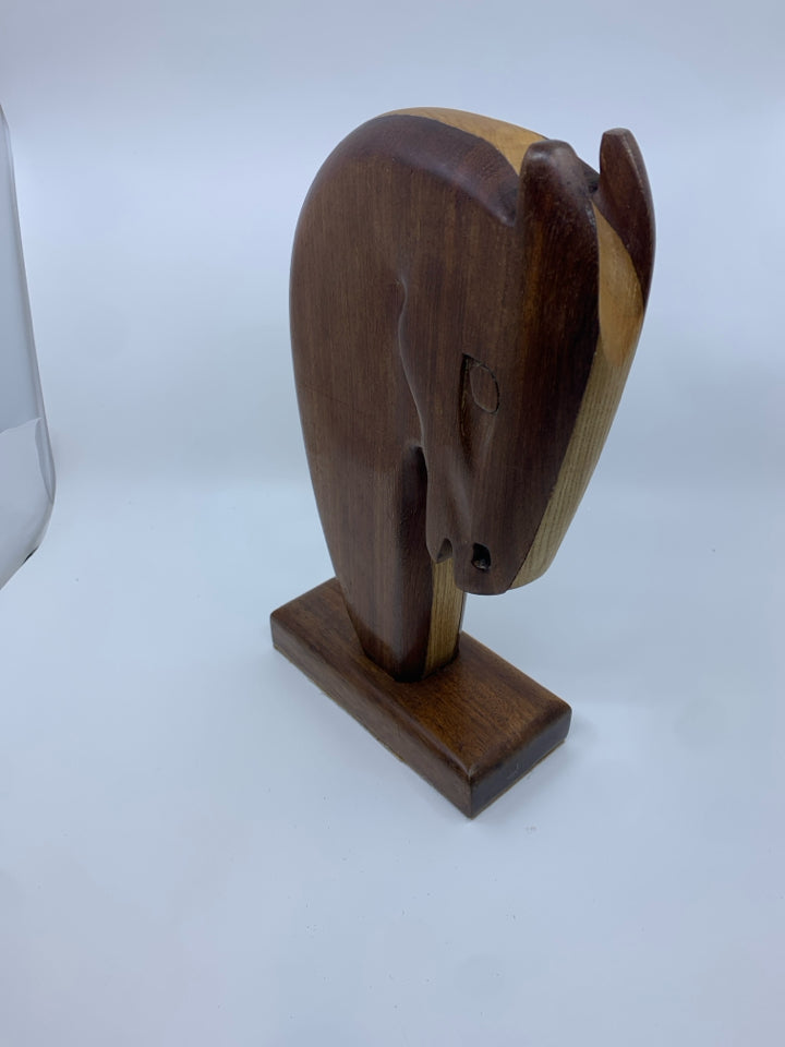 WOODEN HORSE HEAD TABLE DECOR.