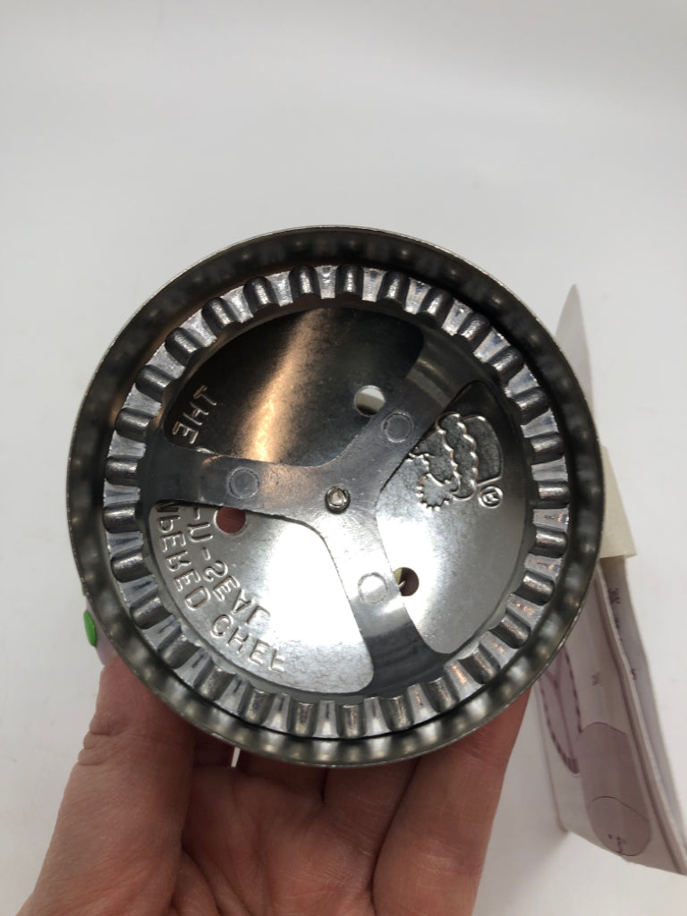 NWT CUT-N-SEAL PASTRY TOOL.