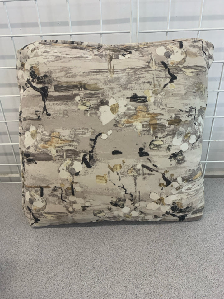 GREY W/WHITE FLORAL PILLOW.