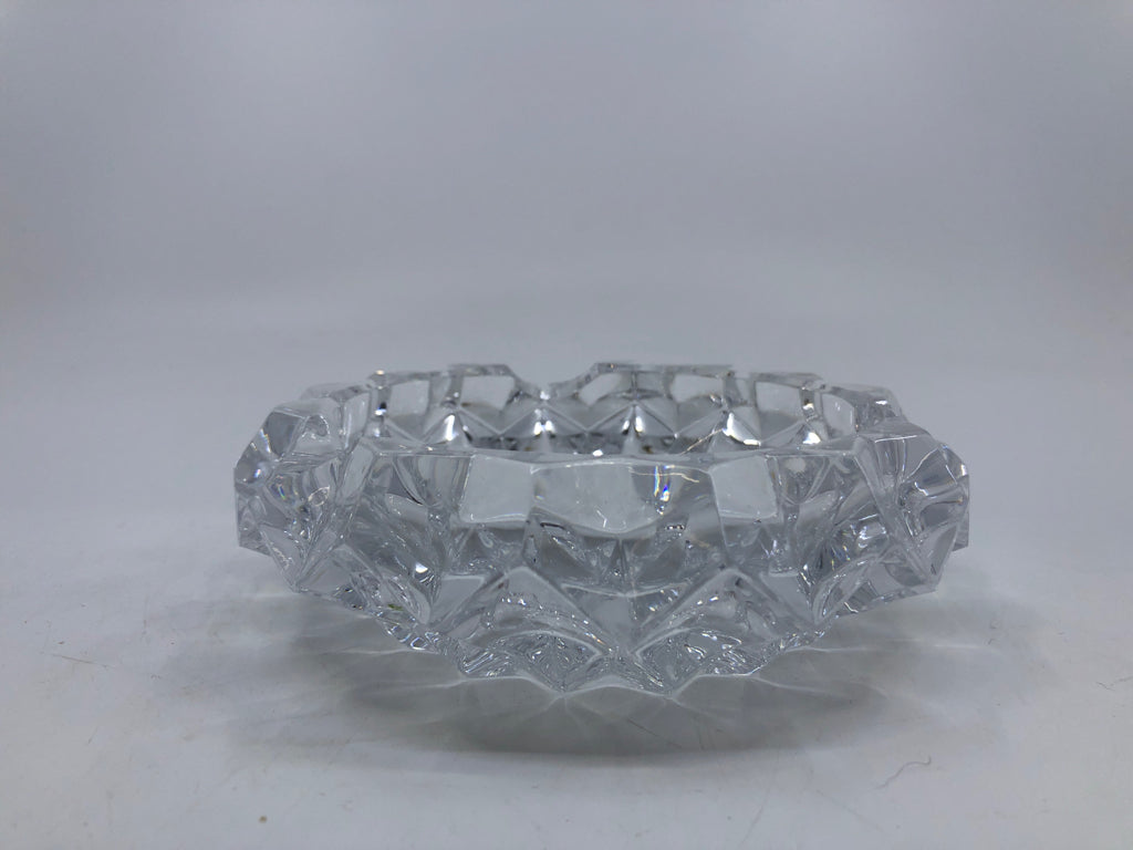 VTG DIAMOND PATTERN GLASS ASHTRAY.