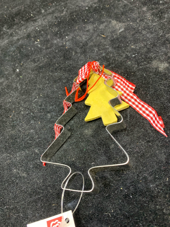 SILVER METAL TREE COOKIE CUTTER ORNAMENT.