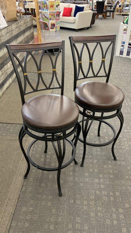 2 METAL BAR STOOLS W/FAUX LEATHER SEATS.