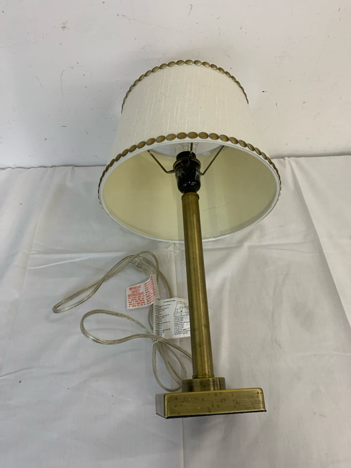 BRASS BASE W CREAM SHADE LAMP.