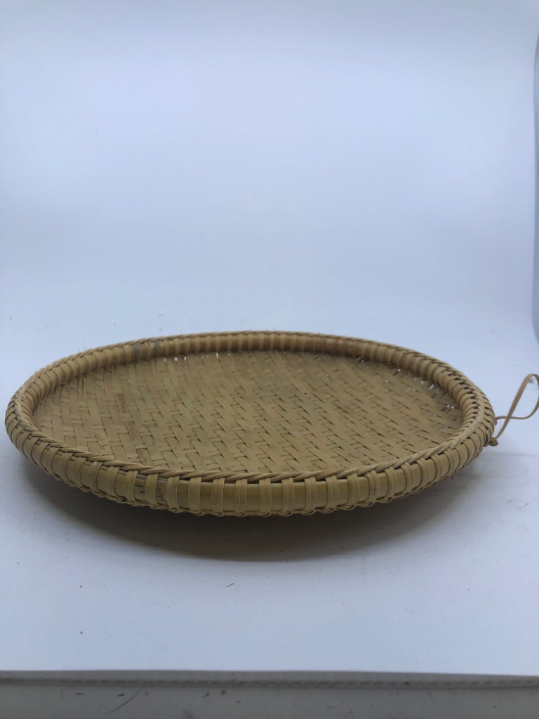 BLONDE ROUND WOVEN BASKET TRAY.