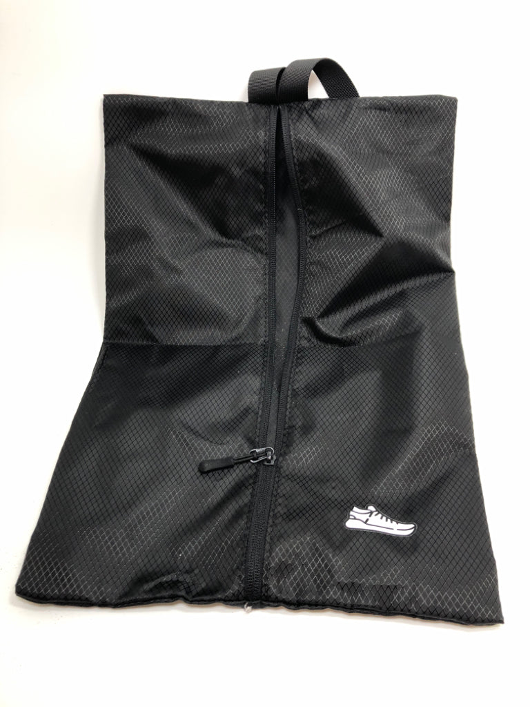 BLACK DIAMOND PATTERN SHOE BAG.
