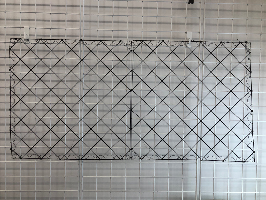 METAL GRID CARD/FLOWER DISPLAY.