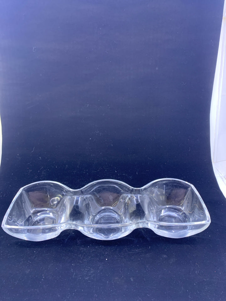 CLEAR GLASS 3 DIVIDED SERVING TRAY.