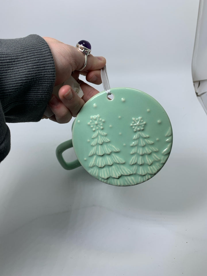 2PC CERAMIC EMBOSSED CHRISTMAS TREES/ SNOWFLAKES W/ ORNAMENT/LID MUG.