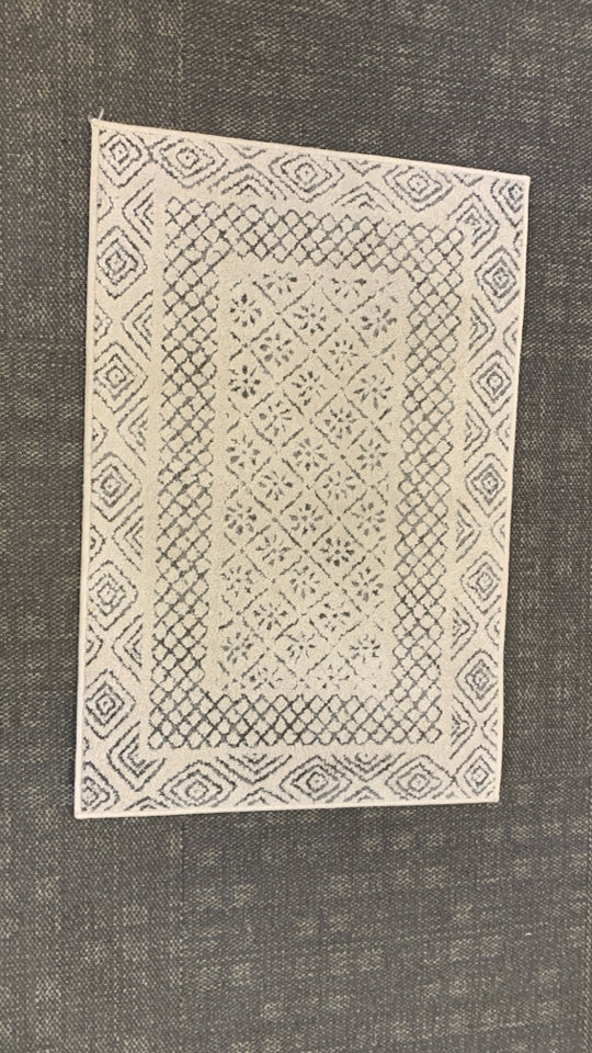 ANTHRACITE/CREAM SURYA RUG.