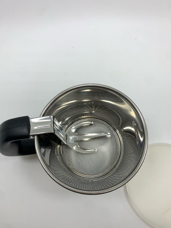 OXO FLOUR SIFTER W/LID.