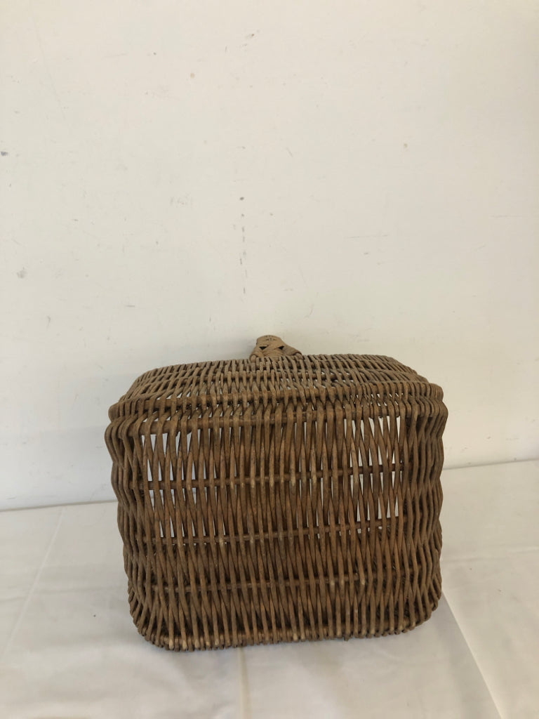 DARK WOVEN BASKET RECTANGLE W HANDLE.