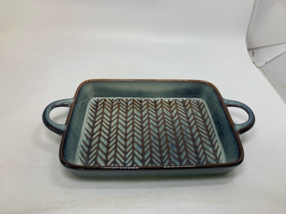 SHALLOW BLUE BROWN TEXTURED BAKING DISH W/ HANDLES.